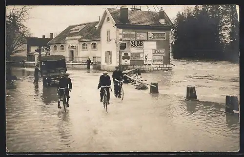 AK Audincourt, Radfahrer bei Hochwasser