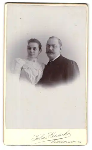 Fotografie Julius Grusche, Neugersdorf i. S., Bürgerliches Ehepaar, sie im weissen Kleid, er mit Brille und Schnurrbart