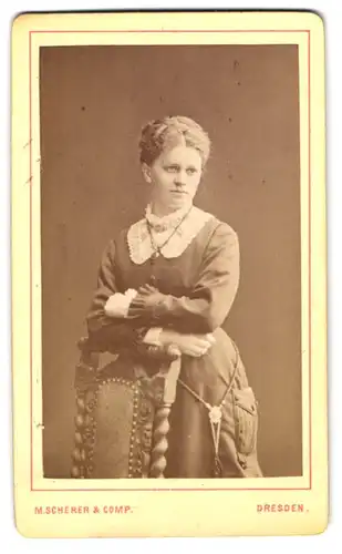 Fotografie M. Scherer & Comp., Dresden, Prager-Strasse 34, Junge Frau im Kleid mit weissem Zierkragen, mit Medaillon