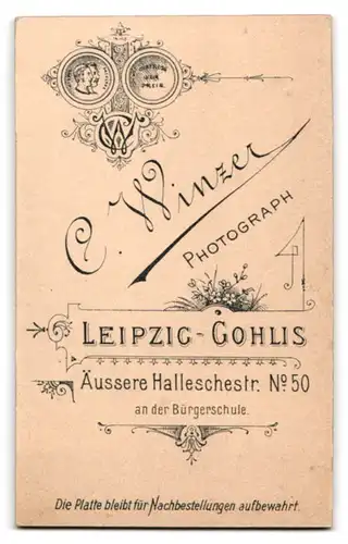 Fotografie C. Winzer, Leipzig-Gohlis, Äussere Halleschestr. 50, Junger Knabe im weissen Hemd mit schwarzer Hose