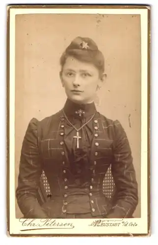 Fotografie Chr. Petersen, Neustadt a. d. Orla, Junge Dame mit hochgestecktem Haar im taillierten Kleid, mit Kreuzkette