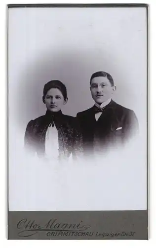 Fotografie Otto Magni, Crimmitschau, Leipziger Str. 37, Junges Ehepaar, er mit Zwicker und Fliege, sie mit Rüschen