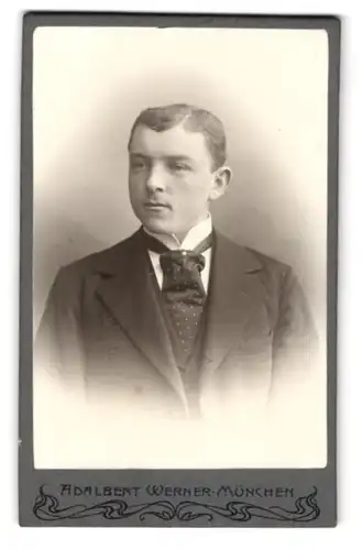 Fotografie Adalbert Werner, München, Elisenstr. 7, Bürgerlicher Knabe mit Oberlippelflaum und breiter Krawatte