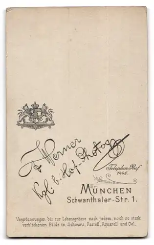 Fotografie Franz Werner, München, Schwanthalerstr. 1, Bürgerliche Dame mit geflochten-hochgestecktem Haar und Ohrringen