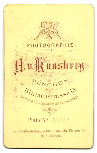 Fotografie A. v. Künsberg, München, Blumenstrasse 13, Jugendlicher Knabe mit geschwungener Frisur mit markanten Wangen