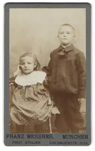 Fotografie Franz Messner, München, Knabe in schwarzer Jacke mit kleiner Schwester im gepunkteten Kleid