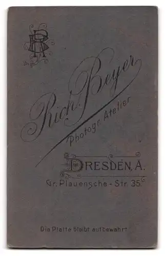 Fotografie Rich. Beyer, Dresden, Gr. Plauensche-Str. 35, Junger Mann im Anzug mit Krawatte und Schnurrbart