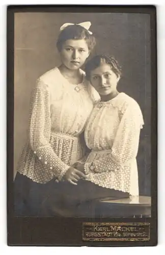 Fotografie Karl Mäckel, Burgstädt i. S., Böhmestr. 2, Schwestern im identischen Kleid, die ältere mit Haarschleife