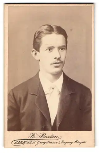 Fotografie H. Barten, Hannover, Georg-Strasse 1, Hübscher junger Mann mit Schnurrbart