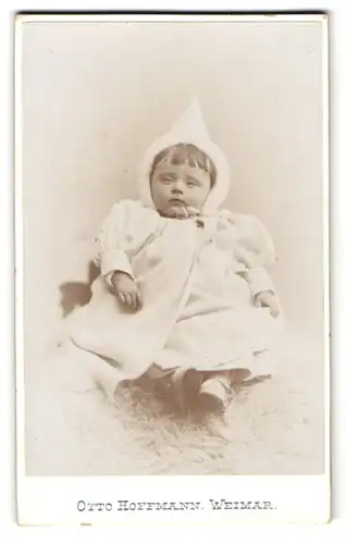 Fotografie Otto Hoffmann, Weimar, Schröterstrasse 31, Süsses Baby mit Spitzhut