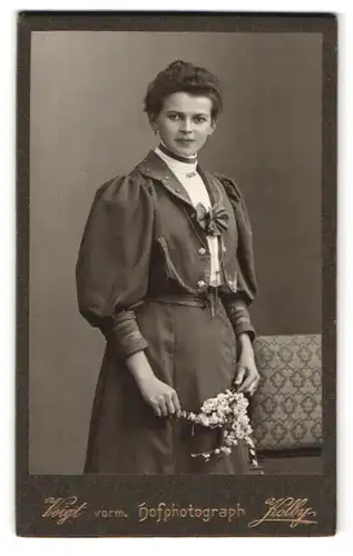 Fotografie Max Voigt, Zwickau i. S., Äussere Plauensche Str. 17, Hübsche junge Frau mit Blumenkranz