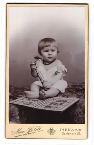 Fotografie Max Holdt, Pirna a. E., Gartenstr. 31, Baby mit Spielzeug und Bilderbuch