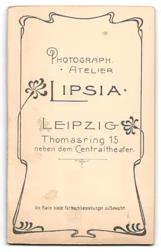 Fotografie Atelier Lipsia, Leipzig, Thomasring 15, Junge auf einem Stuhl mit kleiner Schwester