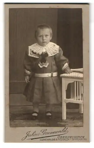 Fotografie Julius Grunewald, Oberneukirch, Niedliches Kind mit Kleidchen und Lackschuhen