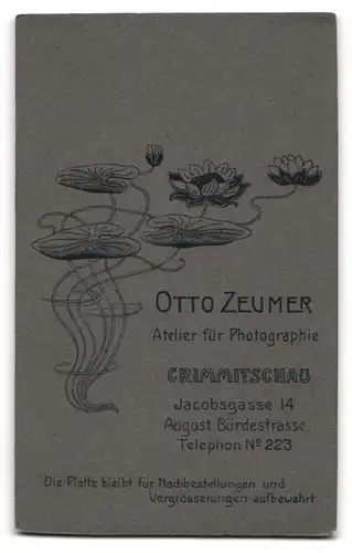 Fotografie Otto Zeumer, Crimmitschau, Jakobsgasse 14, Junge Frau steht an einem Sessel
