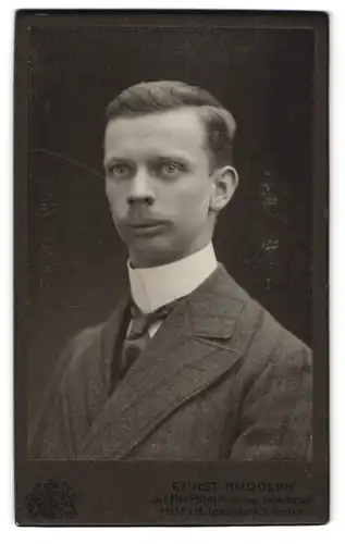 Fotografie Ernst Rudolph, Hof i. B., Lorenzstr. 3, Junger Mann mit Schnurrbart und fliehendem Kinn