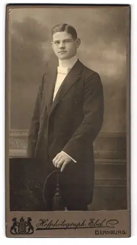 Fotografie Hofphotograph Ebel, Bernburg, Charmanter junger Mann im Anzug