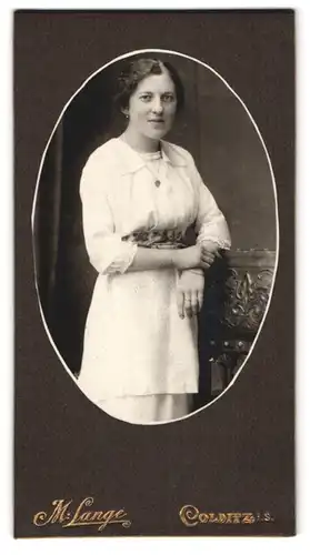 Fotografie M. Lange, Colbitz i. S., Dame im weissen Kleid mit Kette