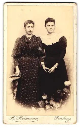 Fotografie H. Reimann, Freiberg, Weingasse 9, Zwei Frauen in Kleidern mit Blumen