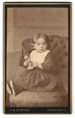 Fotografie F. W. Steffen, Friedland i. M., Mädchen auf Sessel mit Puppe