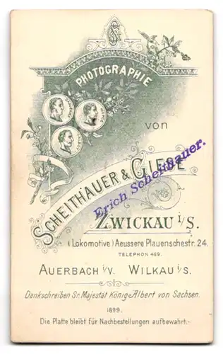 Fotografie Erich Scheithauer, Zwickau i. S., Äussere Plauenschestr. 24, Dame im schwarzen Kleid mit Blumen