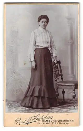 Fotografie Rudolf Henkel, Hamburg-Uhlenhorst, Canalstr. 2, Stehende junge Frau mit Bluse und Rock