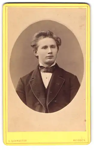 Fotografie E. Schroeter, Meissen, Obergasse 597, Junger Mann mit vollem Haar