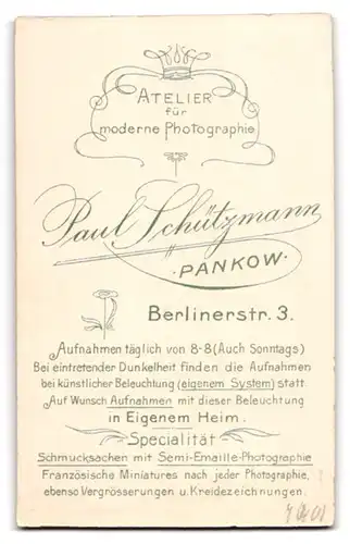 Fotografie P. Schützmann, Berlin-Pankow, Berliner Str. 3, Junger Bursche in lässiger Pose