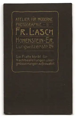 Fotografie Fr. Lasch, Hohenstein-Er., Lungwitzerstr 24, Süsser Junge mit Strohhut und Reifen