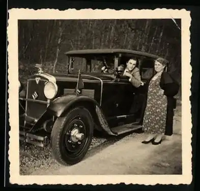 Fotografie Auto Adler Favorit (1929 /30), Stolzer Fahrer am Steuer