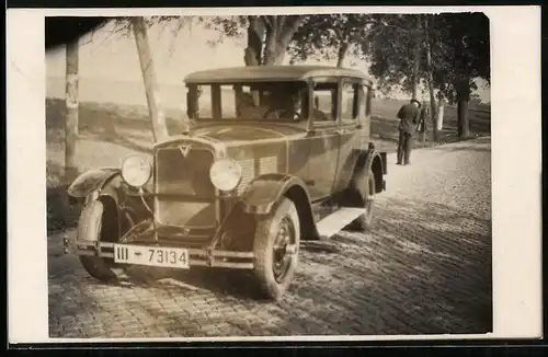 Fotografie Auto Adler Favorit (1929), Dame mit Fahrer im Kfz