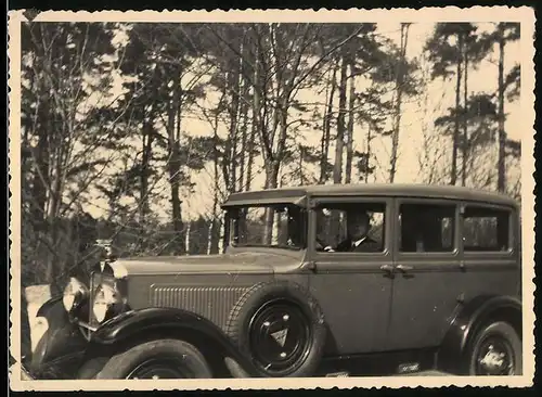 Fotografie Auto Adler 6A (1931), Fahrer am Steuer einer Limousine