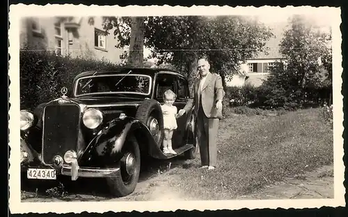 Fotografie Auto Mercedes Benz 230 (1937-41), Grossvater mit Enkel am Kfz