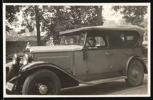 Fotografie Auto Graham-Paige (1928), Jungen spielen im Kfz