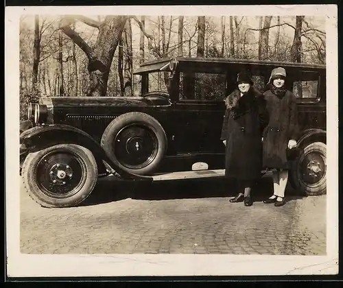 Fotografie Auto Opel 12 /50 (1927 /28), Mutter u. Tochter vor Limousine