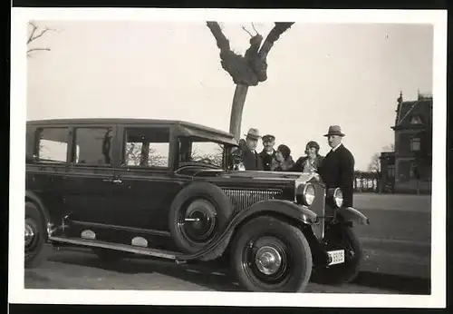 Fotografie Auto Opel 12 /50 (1927 /28), Familie mit ihrer Limousine