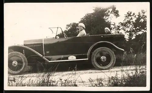 Fotografie Auto Opel 4 /14 (1926), Dame am Steuer eines Cabrios bei München