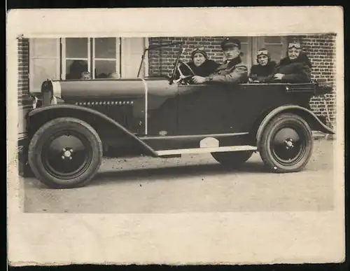 Fotografie Auto Opel 4 /16 (1926), Fahrer mit drei Damen im Cabrio