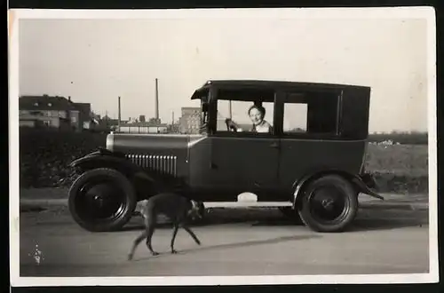 Fotografie Auto Opel 4 /16 (1926-17), Frau am Steuer ruft Hund