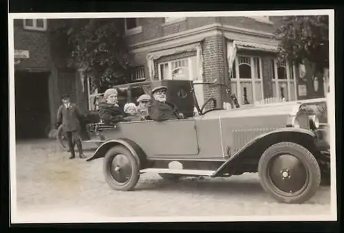 Fotografie Auto Opel 4 /16 (1927), Familie im Cabrio
