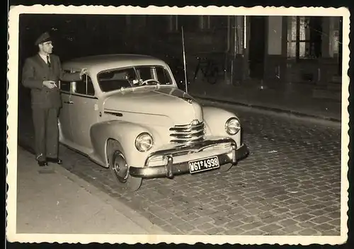 Fotografie Auto Opel Kapitän (1952 /53), Chauffeur macht Raucherpause