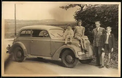 Fotografie Auto Opel Olympia (oL38) (1938-40), Vater mit Kindern am Kfz
