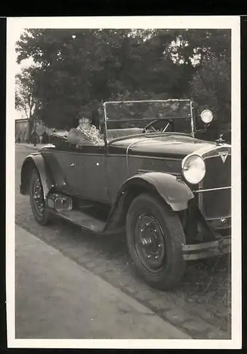 Fotografie Auto Adler Standard 6 (1927 /28), Lächelnde Dame im Cabrio