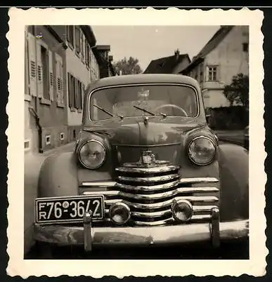 Fotografie Auto Opel Olympia (1951), Geparktes Kfz in Wohnsiedlung
