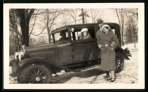 Fotografie Auto Chrysler (1929), Paare beim Autoausflug im Winter