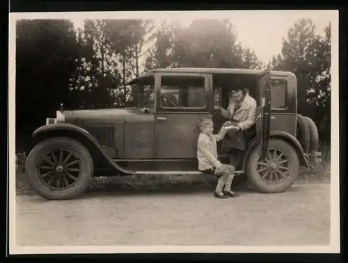 Fotografie Auto Essex (1926 /27), Mutter & Sohn in Limousine sitzend