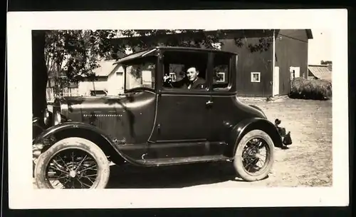 Fotografie Auto Ford Model T (1924), junger Mann im PKW