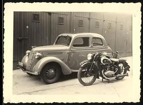 Fotografie Georg Hühns, Berlin, Auto Ford Eifel (1937), Motorrad DKW mit Kennzeichen Berlin