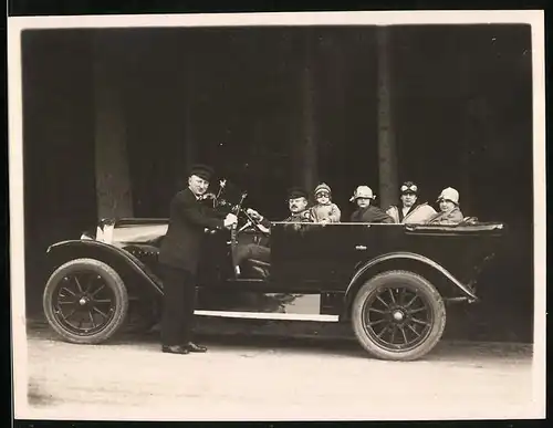 Fotografie Auto Stoewer D9 Cabrio (1923), Herr öffnet Fahrertür