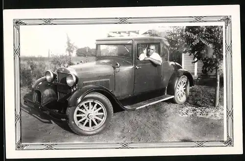 Fotografie Atelier Bunnell, San Diego, Auto Essex (1928), Fahrer sitzt am Steuer